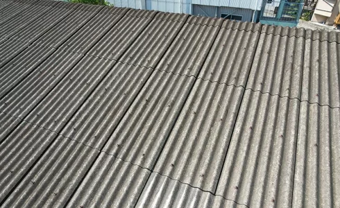 ドローンで撮影した工場の屋根アップ